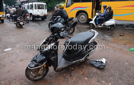 Mangaluru : 5 injured as bus runs amock;  hits several vehicles at Bikarnakatte 6